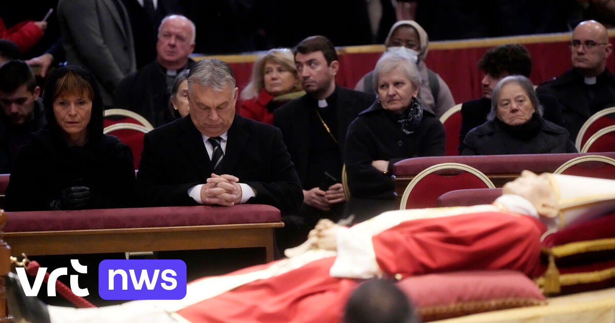 Hongaarse premier Orbán brengt laatste groet aan voormalig paus ...
