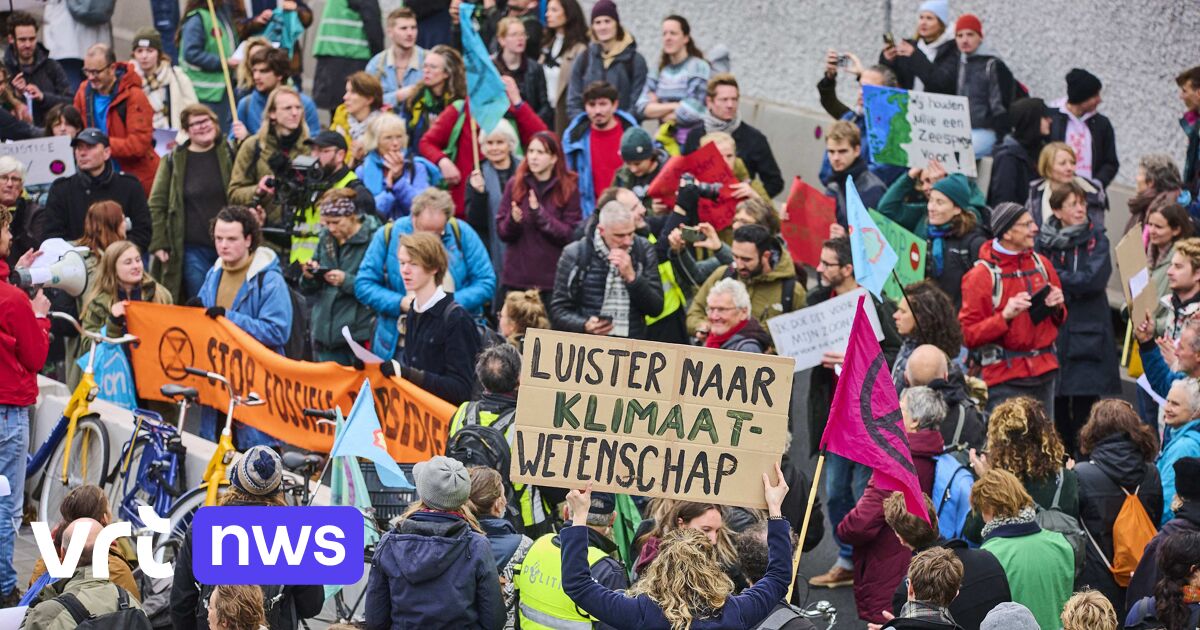 Honderden Klimaatactivisten Blokkeren Weg In Den Haag, Politie Grijpt ...