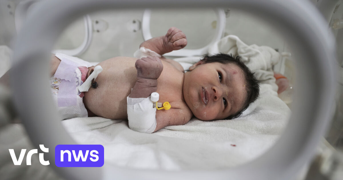 Syrische Baby Aya, Die Na De Aardbeving Van Onder Het Puin Gered Werd ...