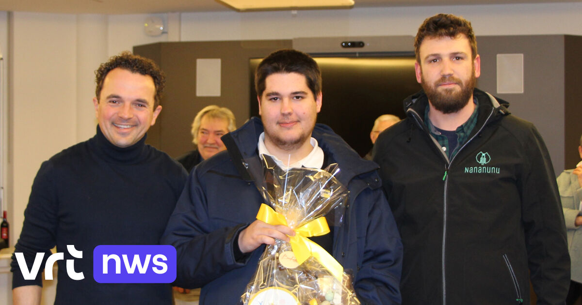 Oudsbergen huldigt buschauffeur die passagiers uit zijn brandende bus hielp te ontsnappen VRT