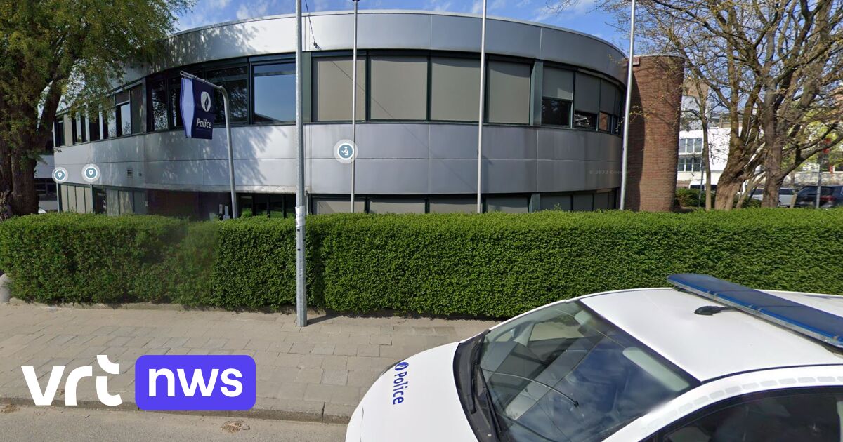 Politiebureau Vorst ontruimd nadat man raket binnenbrengt | VRT NWS: nieuws