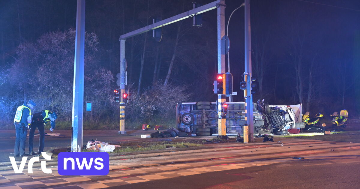 Dode En Zwaargewonde Bij Ongeval Met Minibusje In Antwerpen | VRT NWS ...