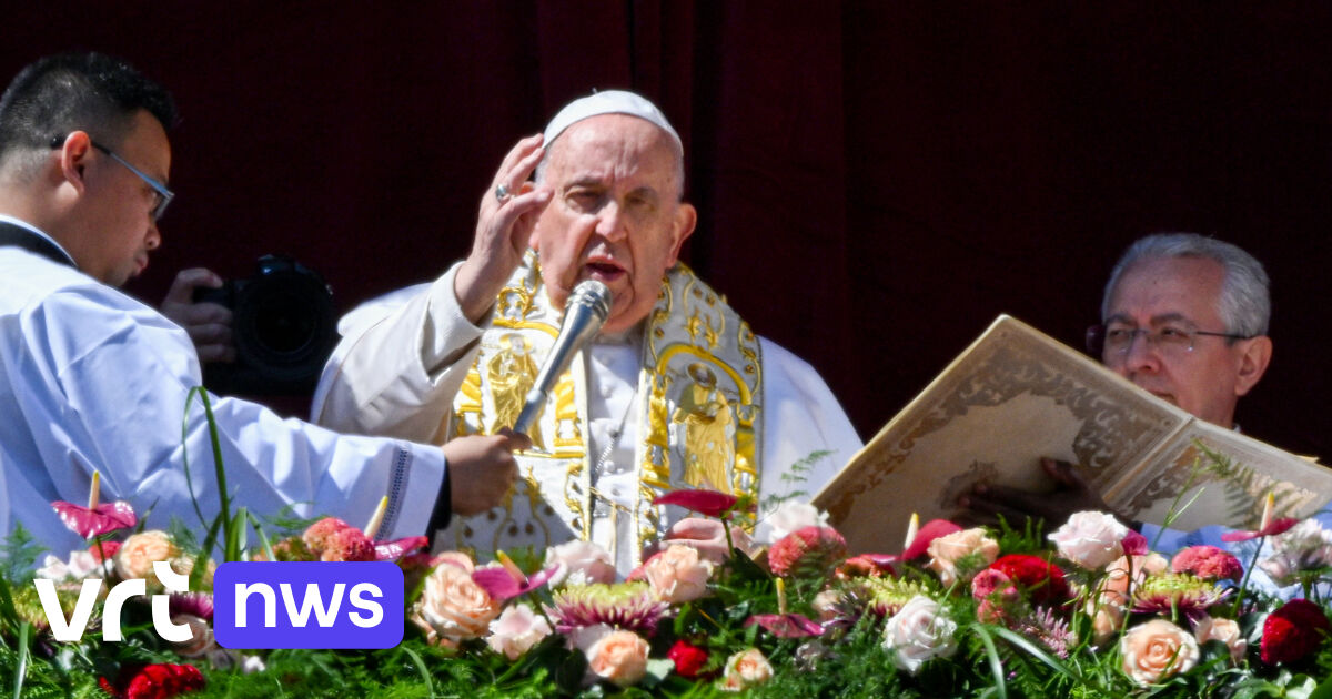 Paus Franciscus spreekt het "urbi et orbi" uit tijdens de paasviering