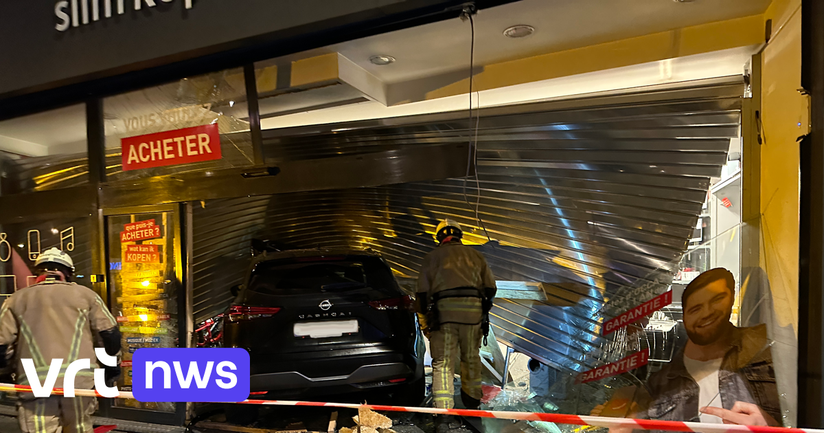 Ramkrakers boren wagen in winkel in Sint-Agatha-Berchem: 