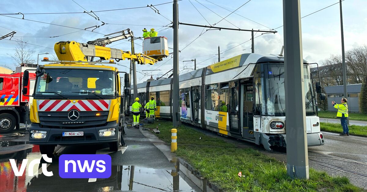 Tram Ontspoort Lichtjes Op Noorderlaan In Antwerpen En Ramt ...