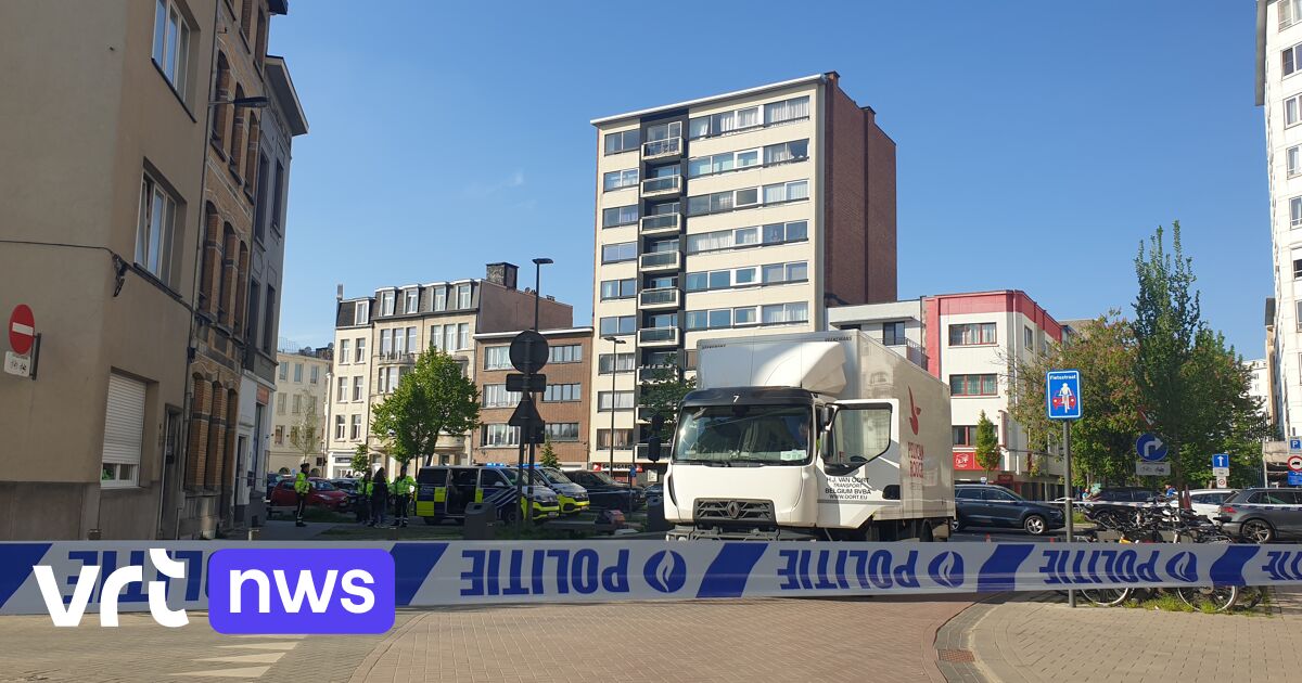 Jonge Fietsster (23) In Kritieke Toestand Na Dodehoekongeval Met ...