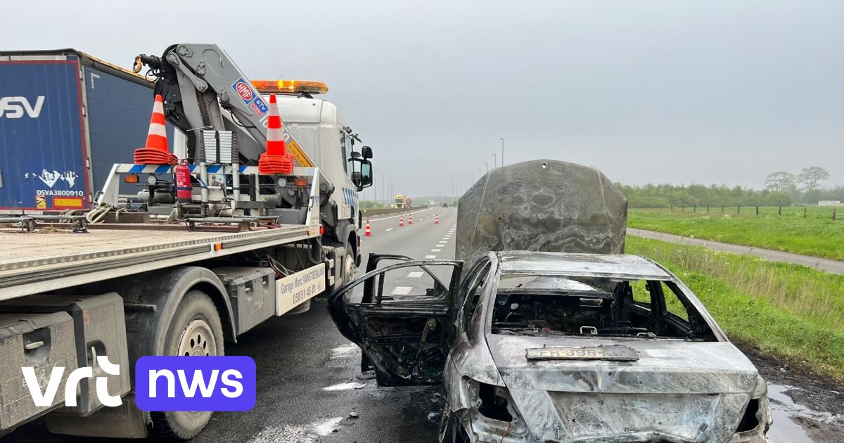 Auto brandt uit langs E40 in Adinkerke, maar geen spoor van inzittenden