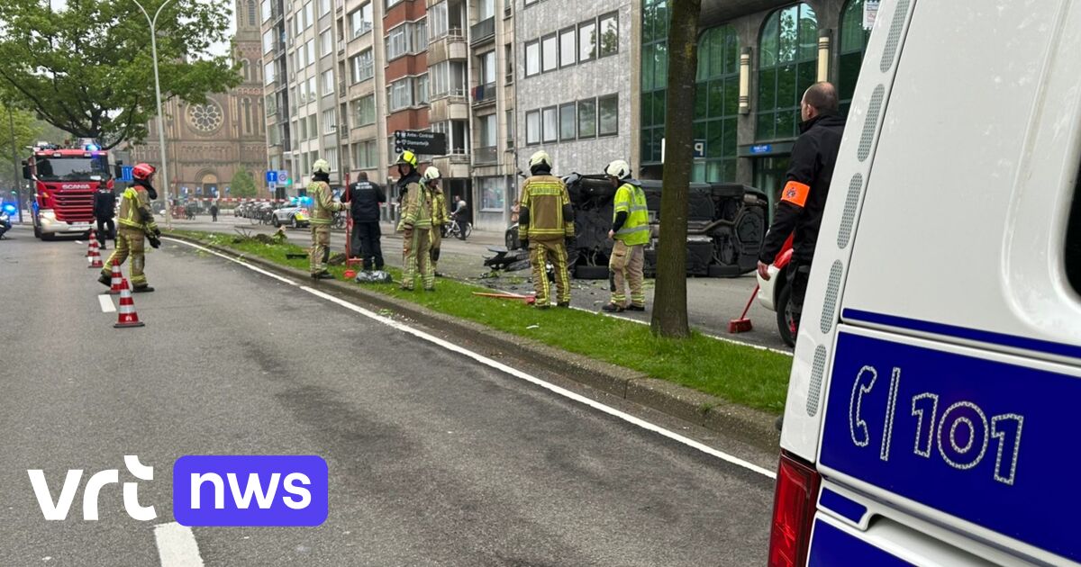 Auto botst tegen boom, lantaarn en grijpt bromfietser mee naast
