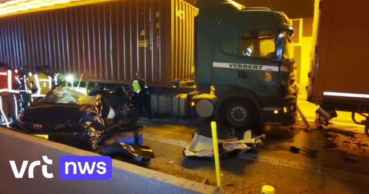 Auto Gekneld Tussen Twee Trucks In Beverentunnel: Drie Inzittenden ...