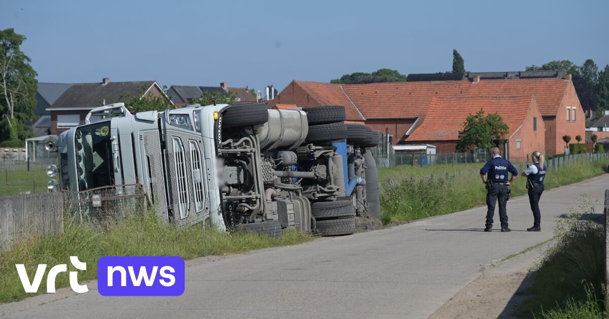 Vrachtwagen kantelt in OudTurnhout bestuurder moet bevrijd worden