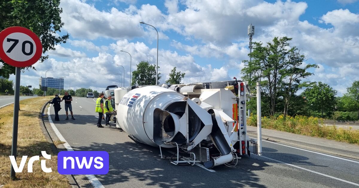 Gekantelde Vrachtwagen Zorgt Voor Hinder Op N60 In Zwijnaarde | VRT NWS ...