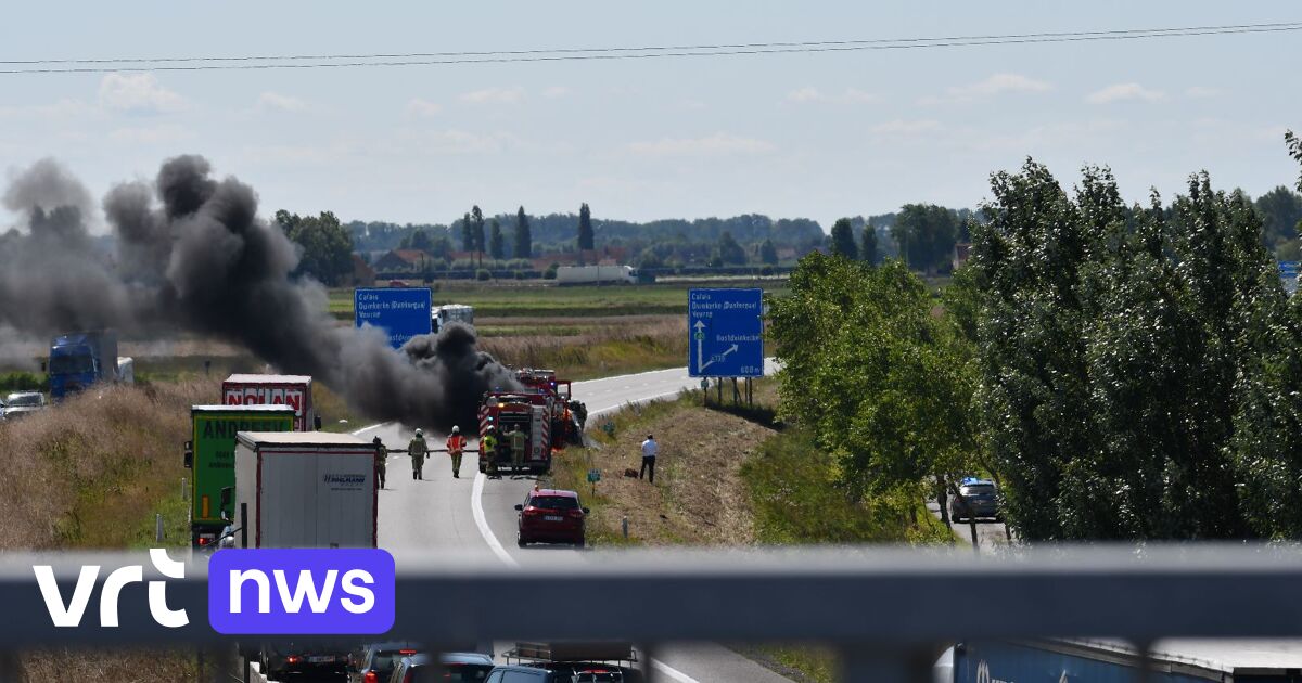 Auto brandt uit op E40 in Oostduinkerke vijf kilometer file in de