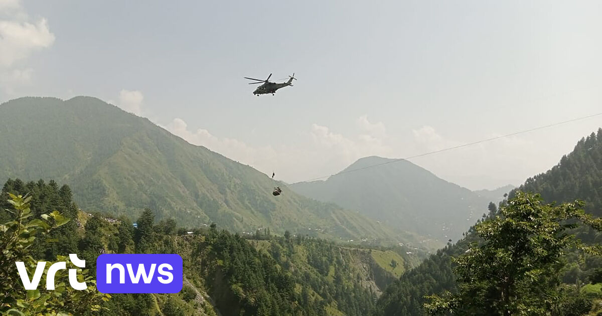 All eight cable car passengers stranded over the strait in Pakistan have been rescued, and the owner and employee have been arrested