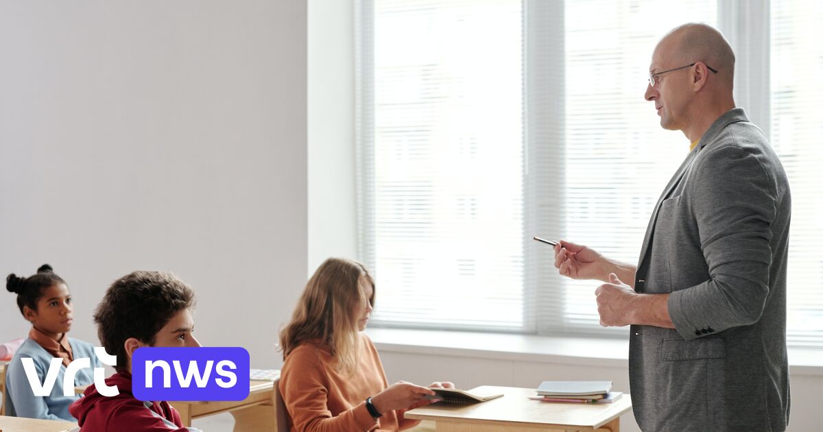 Onderwijsbonden beschuldigen minister Weyts van “woordbreuk” na discussie over verlof- en pensioenregeling van leraren