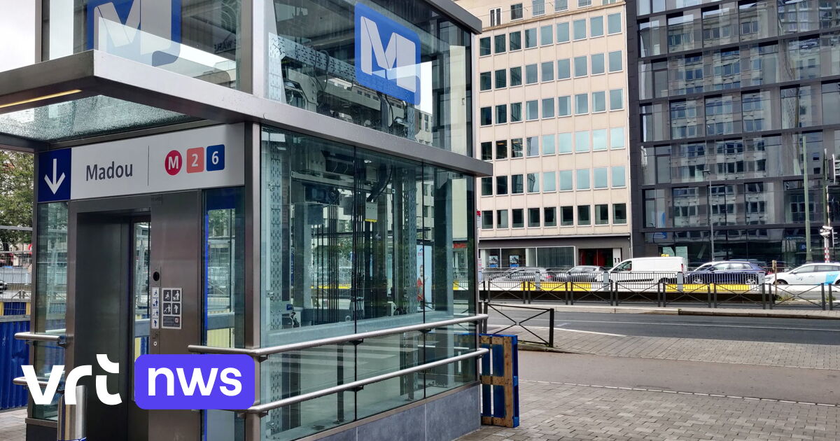 Hulpdiensten bevrijden persoon die vastzat in tussendeur van metrostation Madou in Sint-Joost