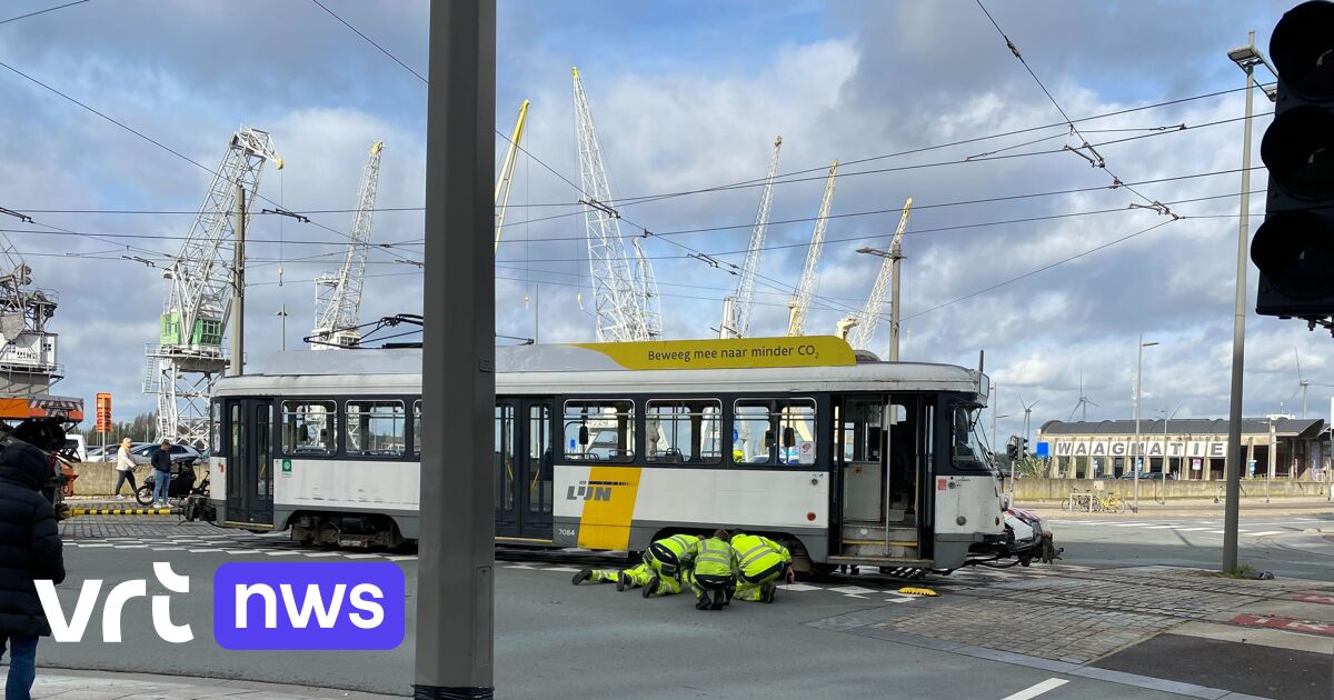 Tram Ontspoord Aan Rijnkaai In Antwerpen Passagier Raakt Lichtgewond