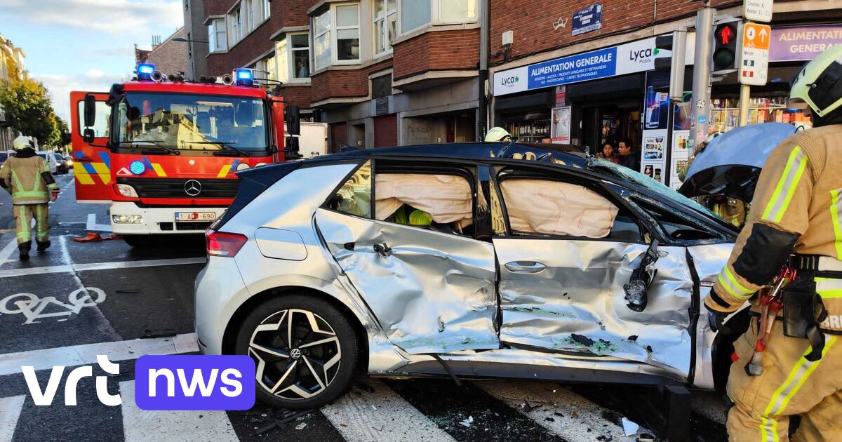 Twee Zwaargewonden Bij Botsing Tussen Auto En Brandweerwagen In Elsene ...