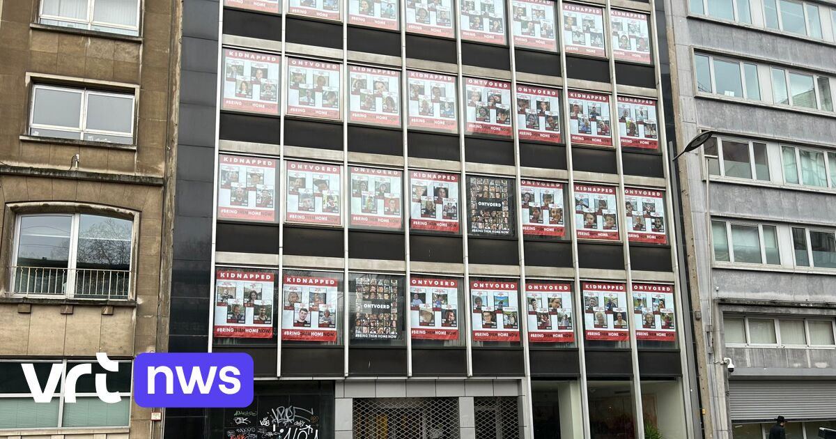 Affiches van Israëlische gijzelaars hangen aan metershoog Antwerps kantoorgebouw