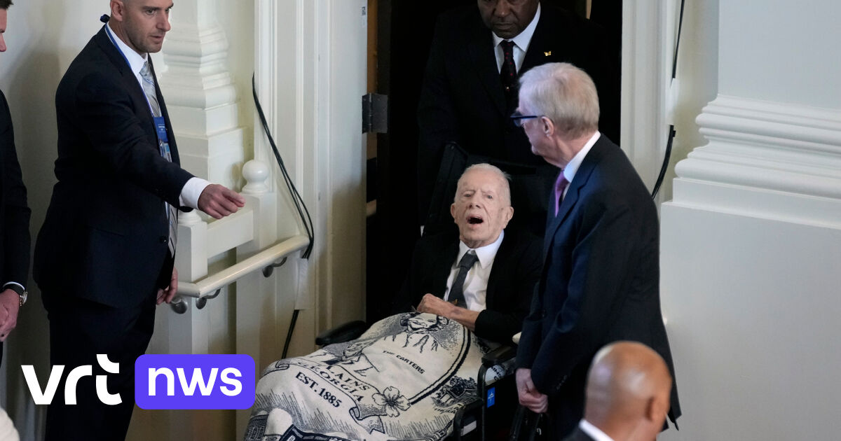 Oud-president Jimmy Carter (99) neemt met deken met haar beeltenis afscheid van zijn Rosalynn (96)