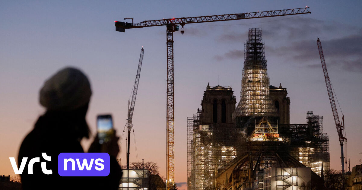 Silhouet nieuwe torenspits Notre-Dame in Parijs tekent zich af tussen steigers