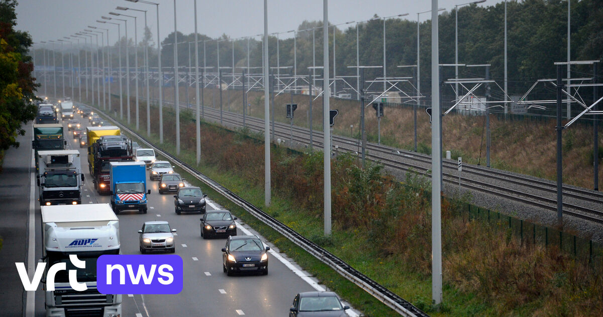 E19 richting Nederland vanaf Loenhout afgesloten nadat vrachtwagen met gevaarlijke stoffen in gracht sukkelt 