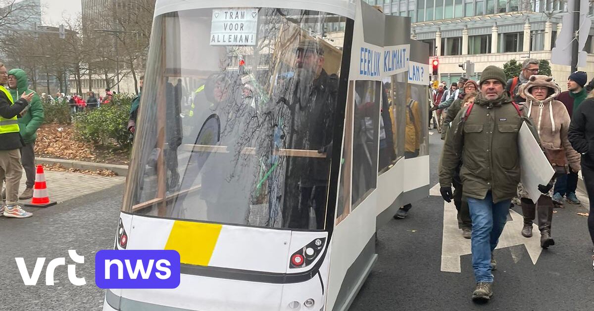 Grootouders voor het Klimaat Antwerpen op klimaatmars met zelfgemaakte tram: “Eerlijk klimaatplan? Meer bus en tram!”