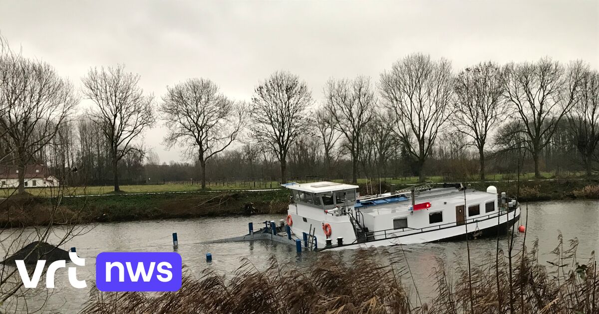 Scheepvaartverkeer Onderbroken Door Gezonken Binnenschip Op ...