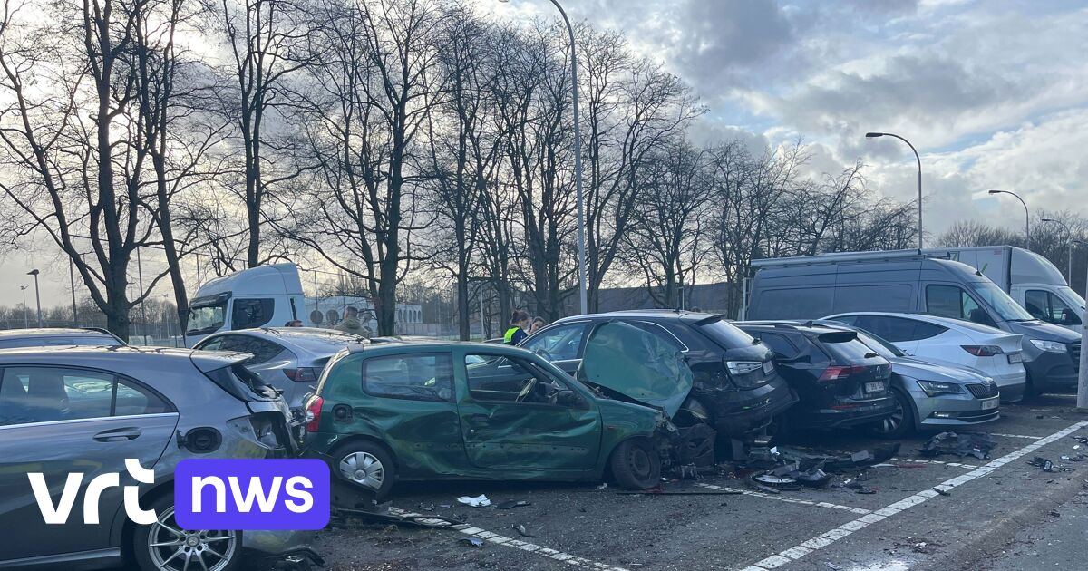 Auto rijdt tegen 9 geparkeerde auto's in Antwerpen bestuurder gewond