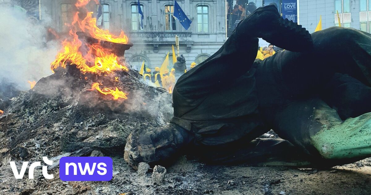 Des manifestants détruisent un monument en l’honneur du pionnier de l’acier John Cockerill sur la place du Luxemburg à Bruxelles