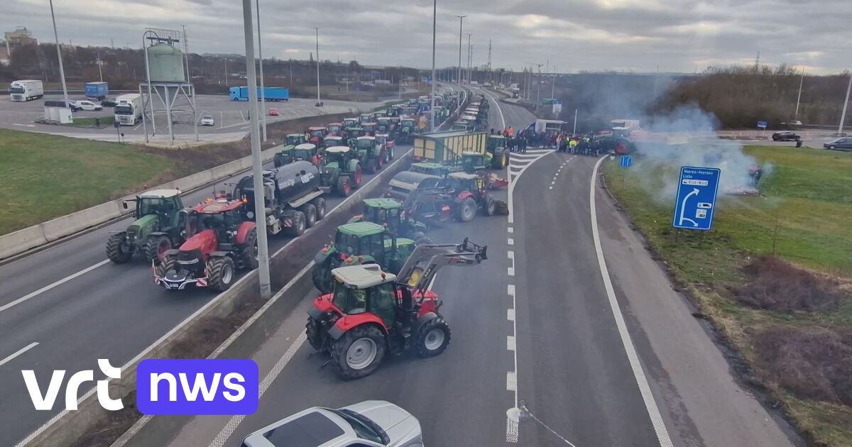 Bekijk: Boeren blokkeren urenlang E25 in Voeren, snelweg weer open in beide richtingen