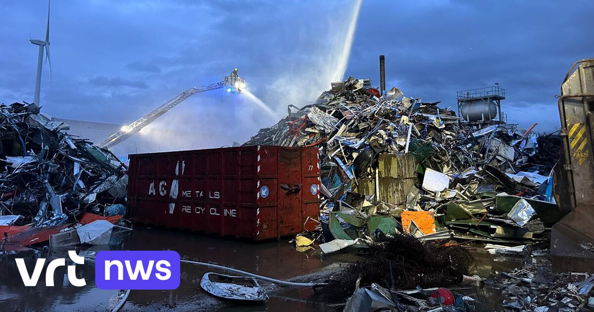 Grote berg metaalschroot vat vuur in Lot | VRT NWS: nieuws