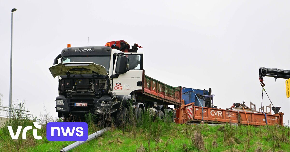 Vrachtwagen rijdt bijna in Albertkanaal in Beringen