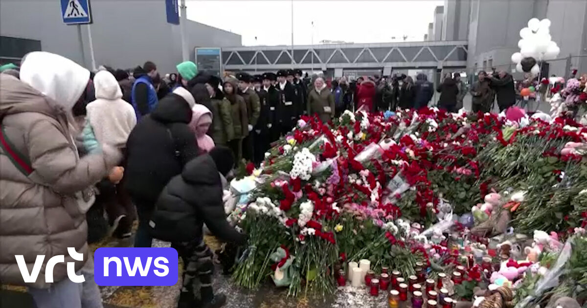 Berg Bloemen Groeit In Moskou Op Dag Van Nationale Rouw Na ...