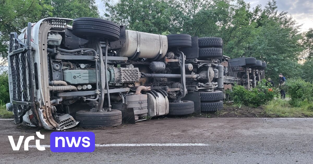 Vrachtwagen Kantelt Op Zuiderring In Mol En Verspert De Weg In Beide ...