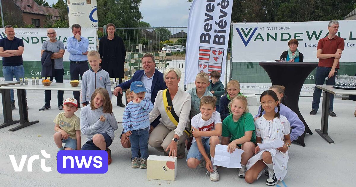 Eerste steen van nieuw schoolgebouw in Bever: 