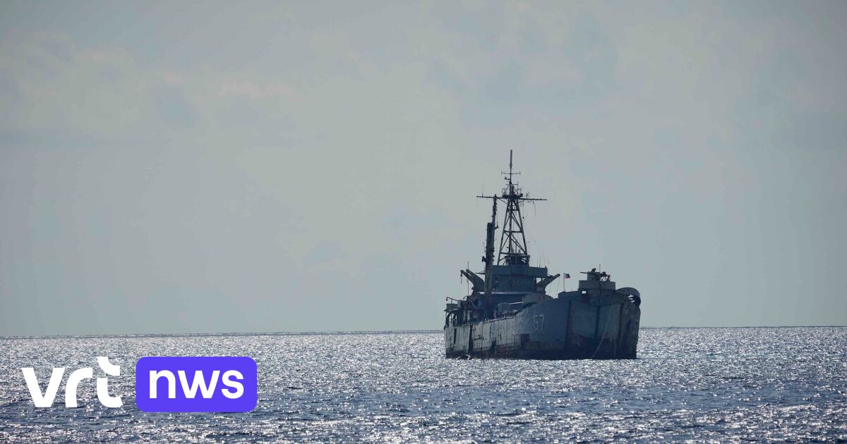 Китайские и филиппинские корабли столкнулись в спорном Южно-Китайском море.