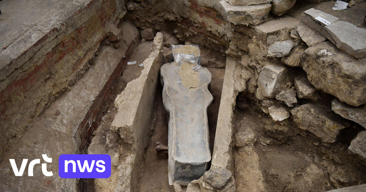 Emozione dopo gli scavi archeologici a Notre-Dame Parigi: è stata scoperta la tomba del poeta rinascimentale Joachim du Bellay?