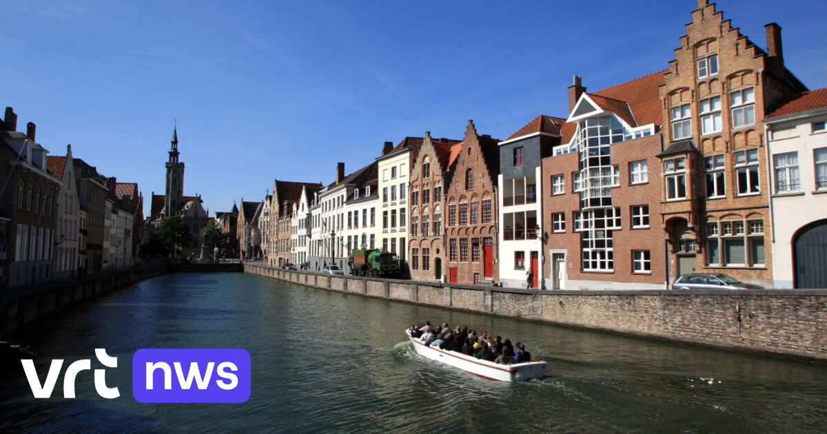 Ghent University scientists aim to rid Bruges canals of blue-green algae