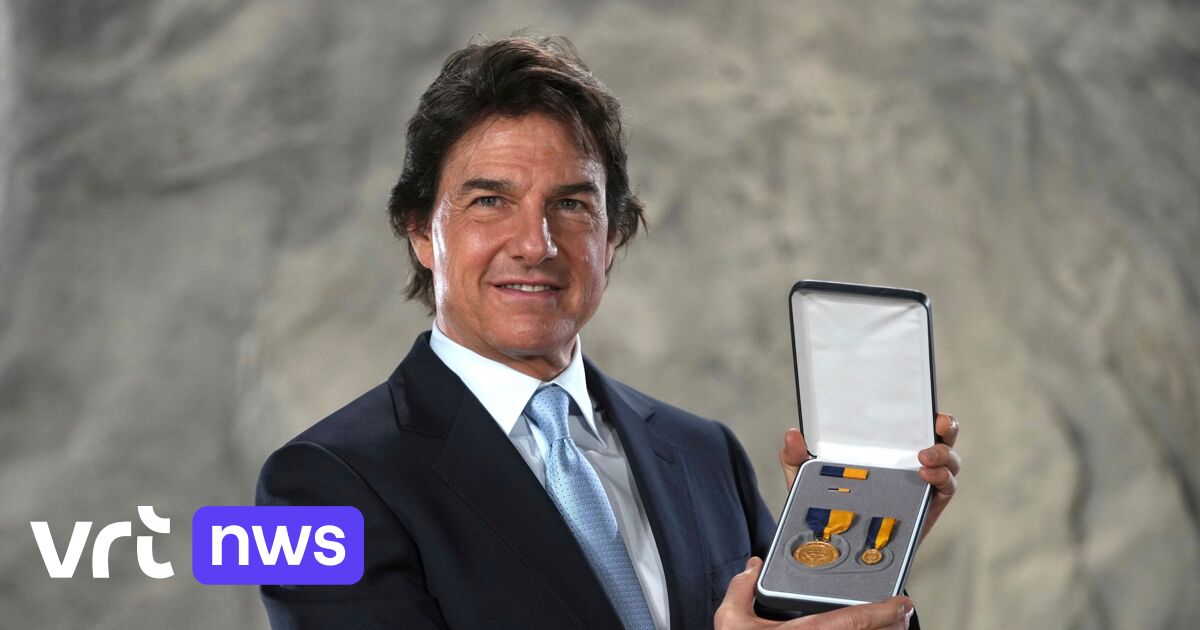 Tom Cruise Receives Highest Navy Honor