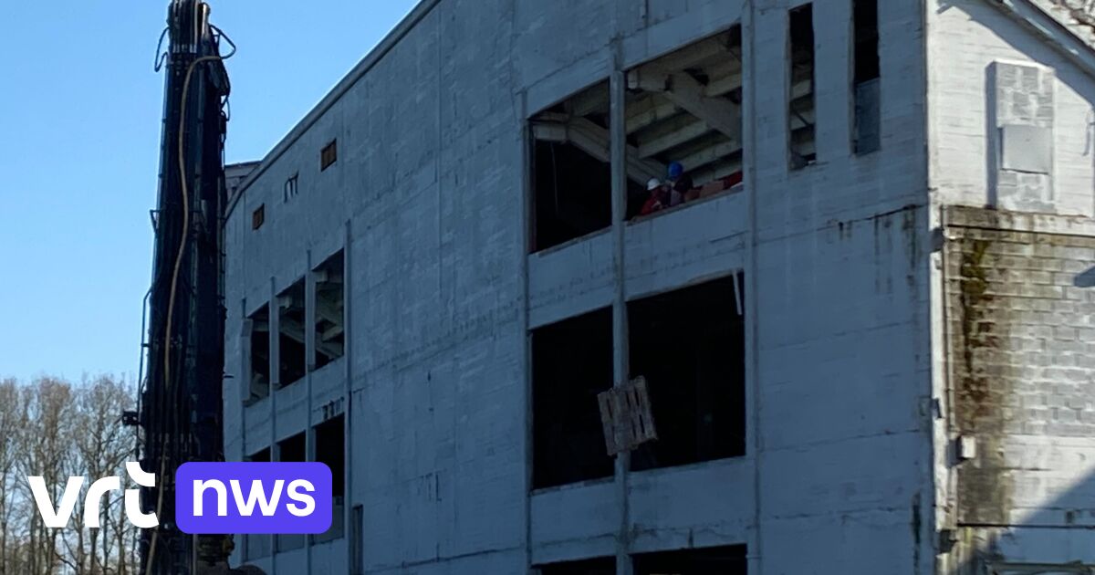 Demolition of Antwerp FC’s Grandstand 2: Addressing Structural Decay and Removal of Household Effects