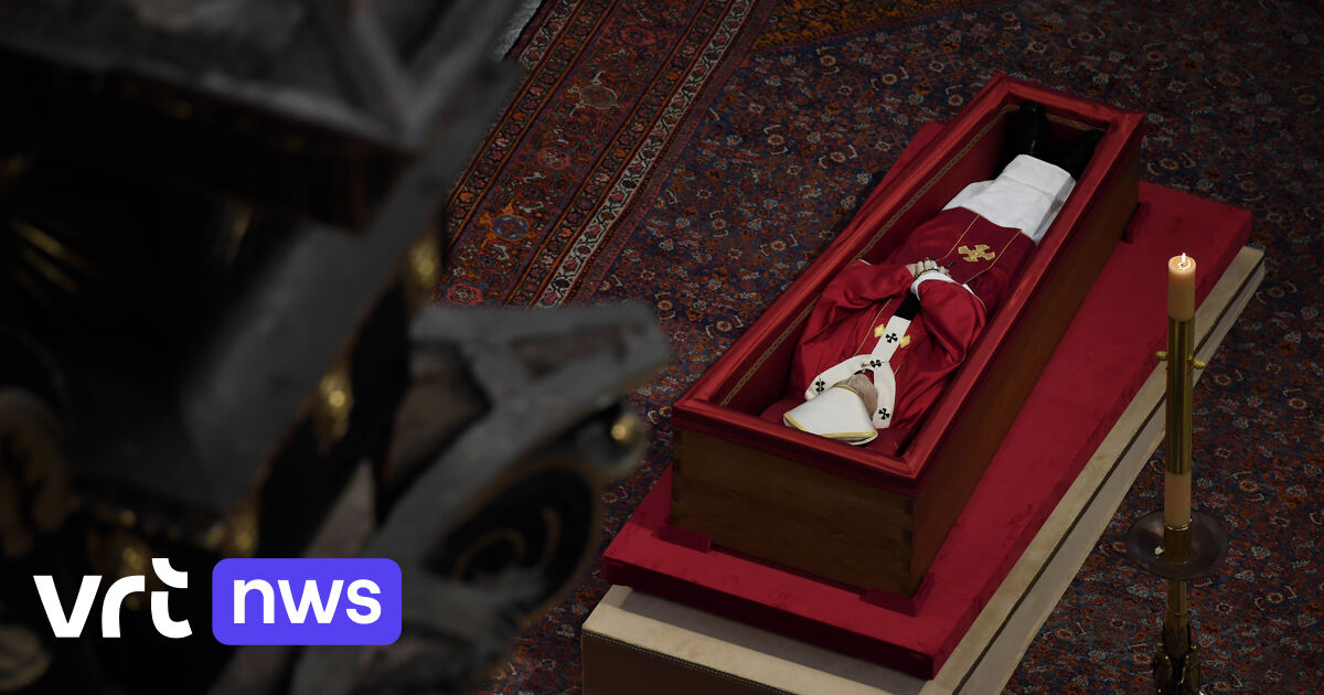 IN BEELD: Lichaam van paus Franciscus in open kist opgebaard in Sint ...