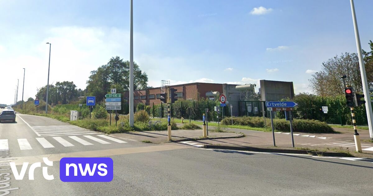 Politieauto overkop tijdens achtervolging in Evergem: 2 agenten ...