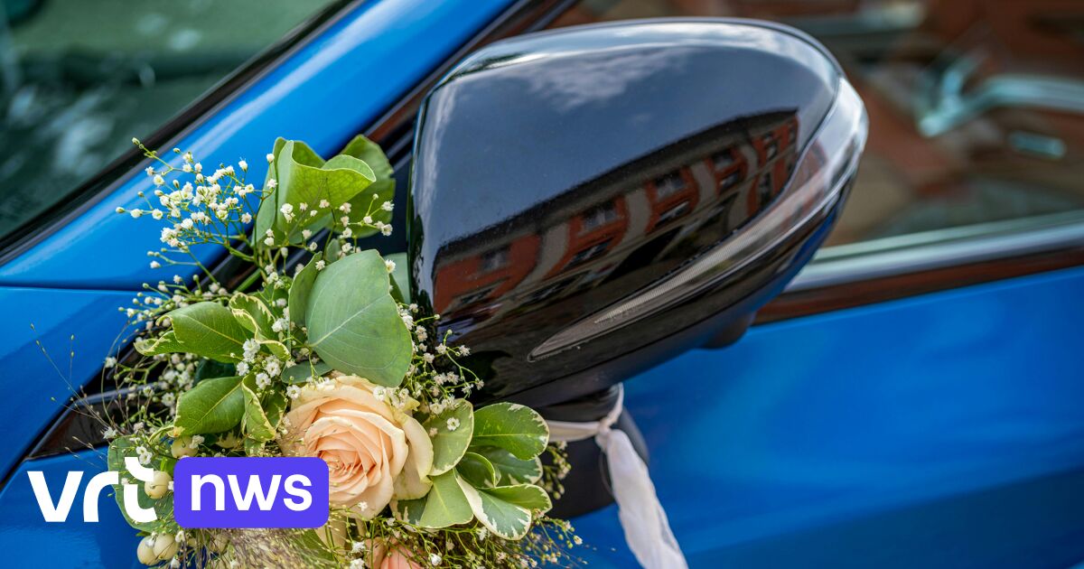 Politie neemt 4 auto's in beslag bij trouwstoet in Deurne: 