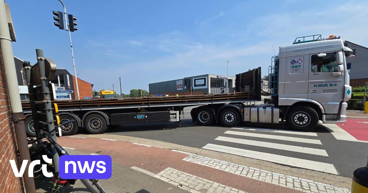 Fietser (30) in levensgevaar na dodehoekongeval met vrachtwagen in Stekene