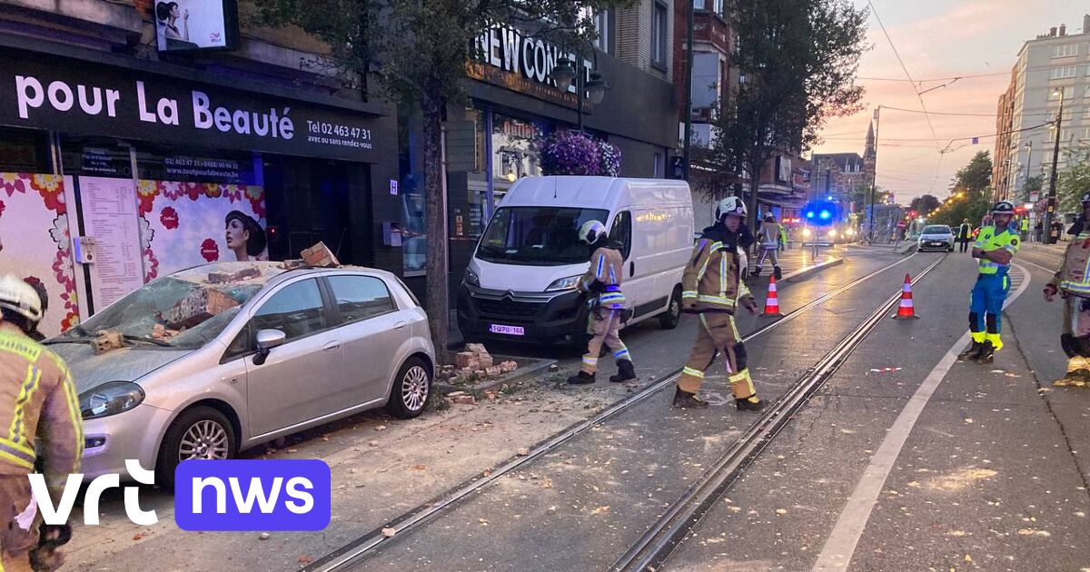 Gentsesteenweg in Sint-Agatha-Berchem afgesloten door vallende brokstukken