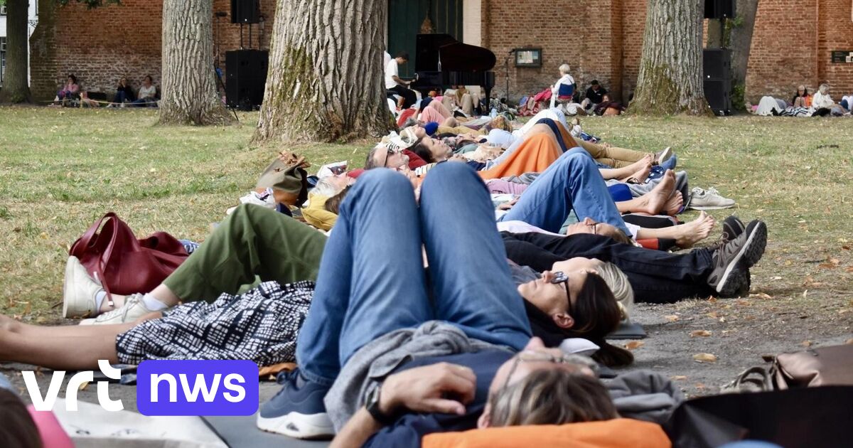 800 Bruges folk enjoy lying-down piano concert at the Beguinage