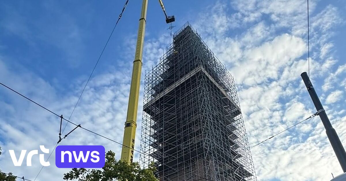 Brandweer haalt 2 waaghalzen van kerk in Jette: 