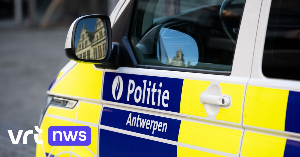 Auto geeft plankgas tijdens politiecontrole in Deurne-Zuid en rijdt spelend kind van 9 aan