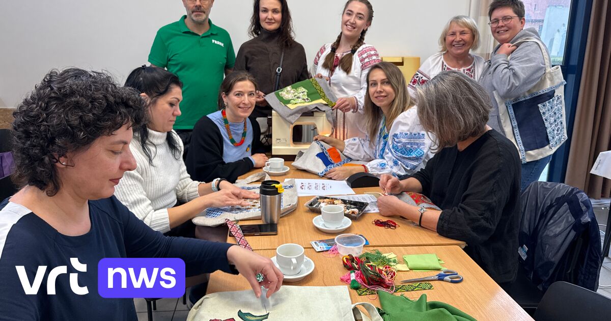 Oekraïense vrijwilligers versieren totebags met symboliek in Repair Café Runkst voor International R