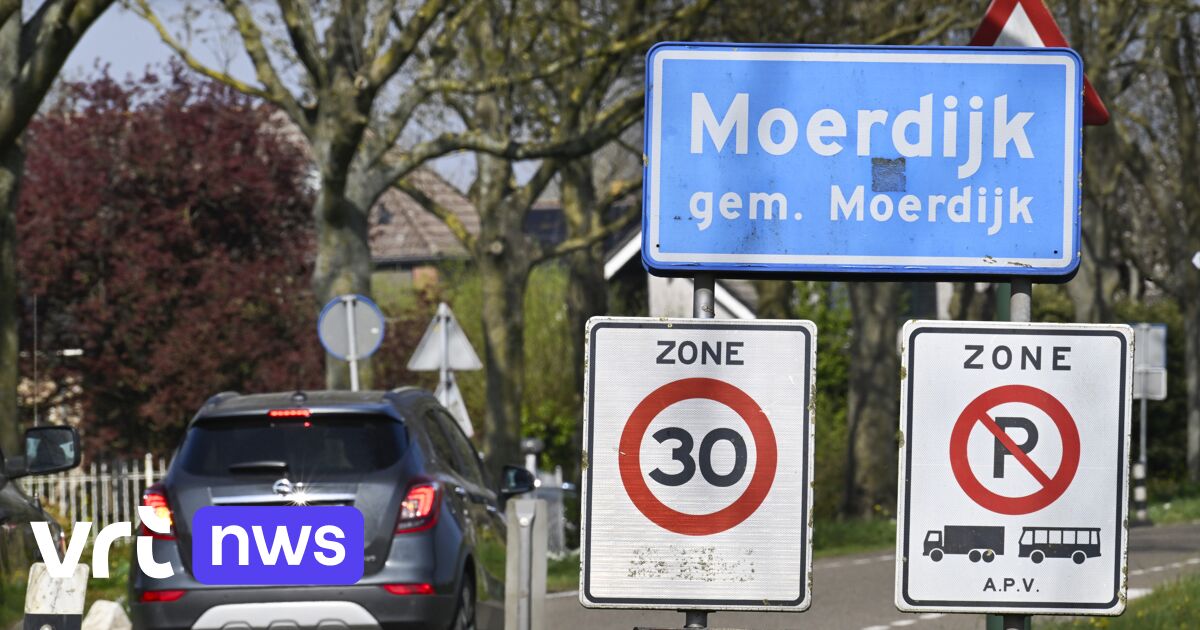 Gemeenteraad van Moerdijk in Nederland stemt in met verdwijnen dorp voor havenuitbreiding